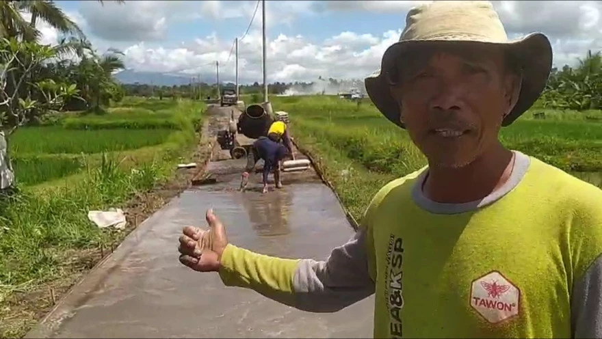 Pengerjaan jalan usaha tani bersumber dari Dana Desa Tahun 2024
